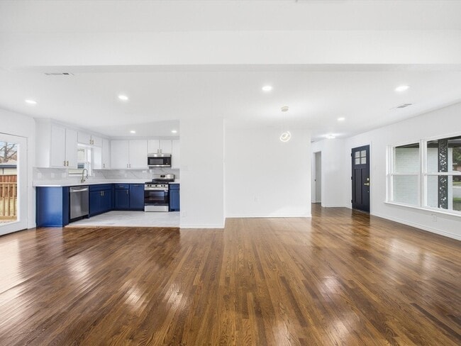 Building Photo - 10209 Casa View Dr