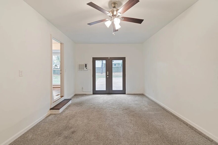 Building Photo - 723 Riverview Dr