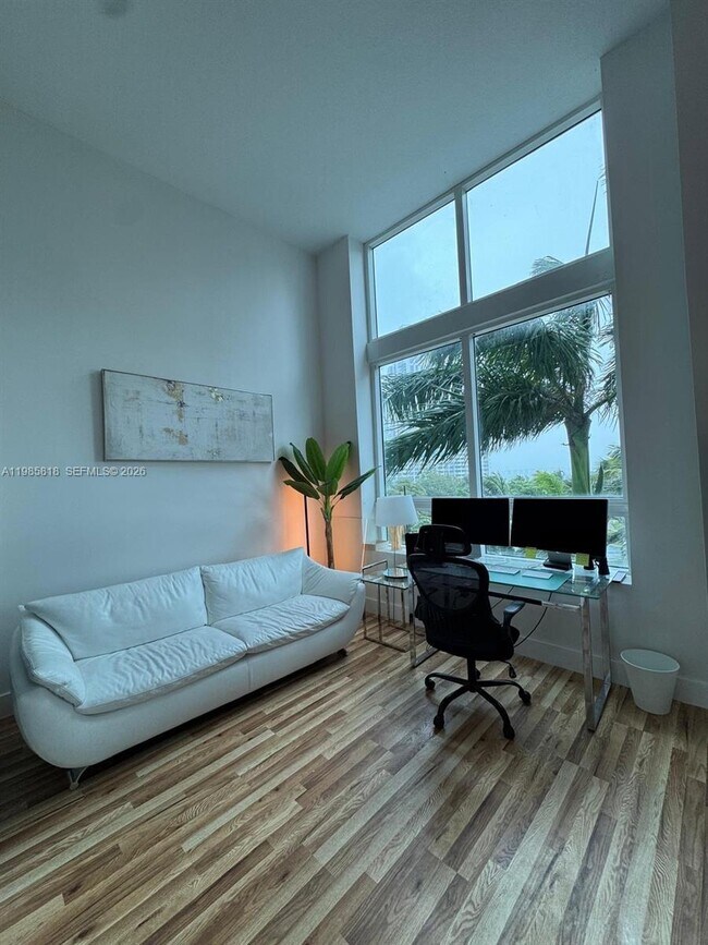 Building Photo - 1900 N Bayshore Dr