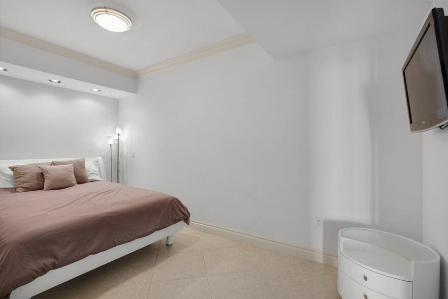 Building Photo - 1830 S Ocean Dr