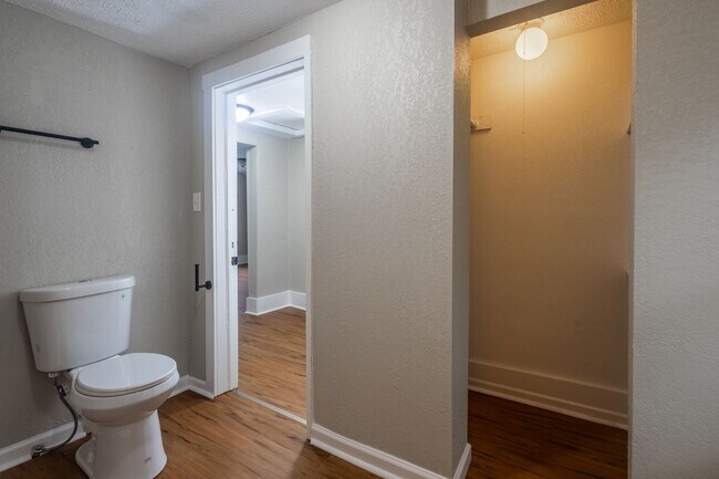 Building Photo - A Great 4BD/1.5BA Single Family Home That Has Been Recently Renovated
