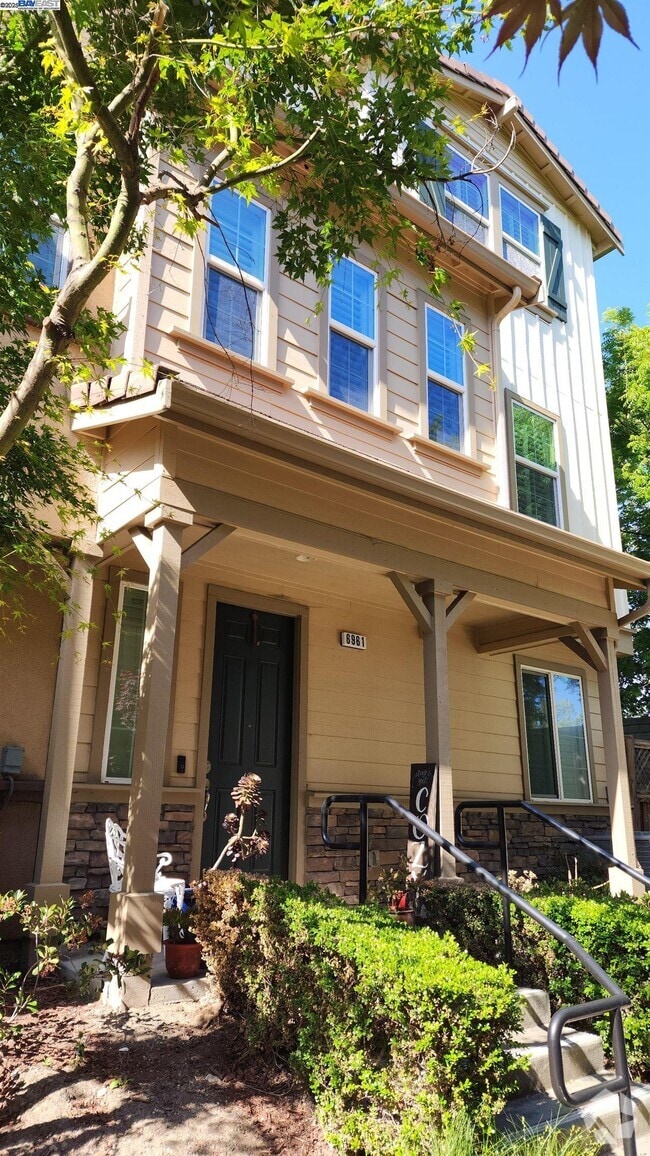 Building Photo - 6961 N Mariposa Ln