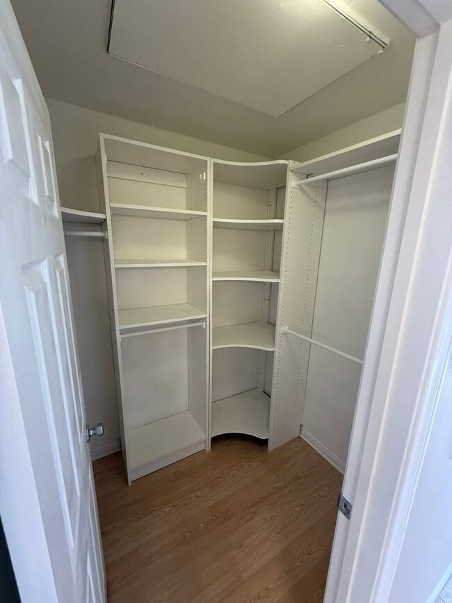 Building Photo - Beautiful Condo Located in the Heart Of Ca...