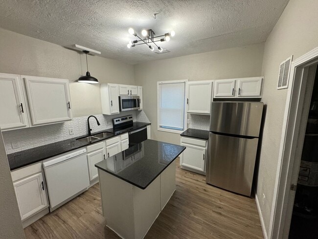 Primary Photo - $1125- 3 room 2 bath - Single Family Home ...