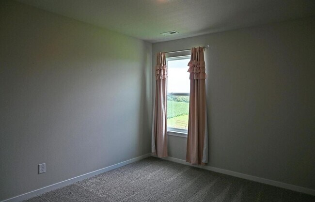 Building Photo - Spacious Elegance Meets Modern Comfort In ...