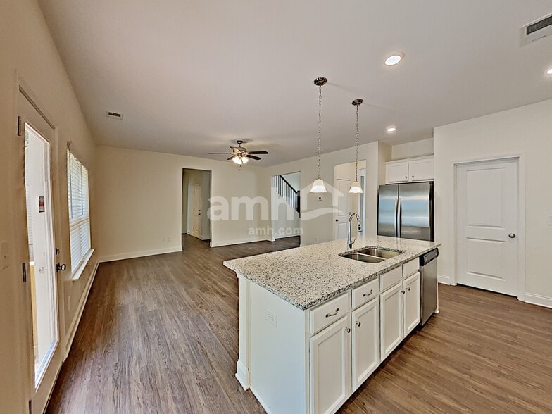 Building Photo - 704 Sierra Ct