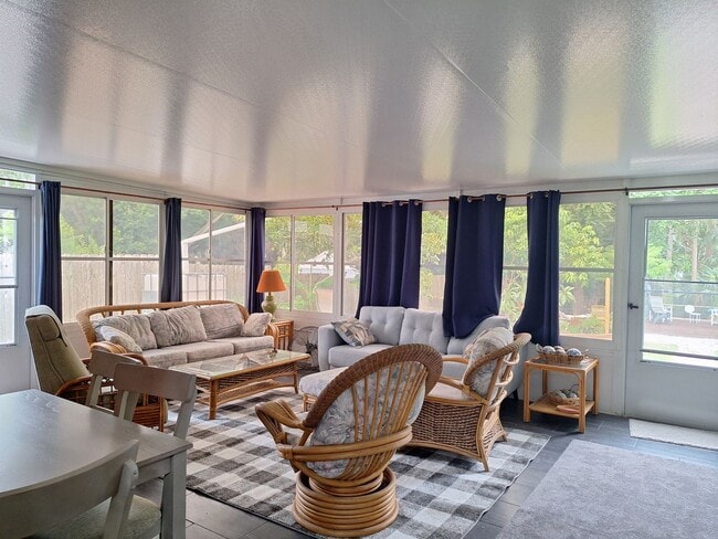 Building Photo - WINTER RENTAL OPTION!  LOCATION LOCATION M...