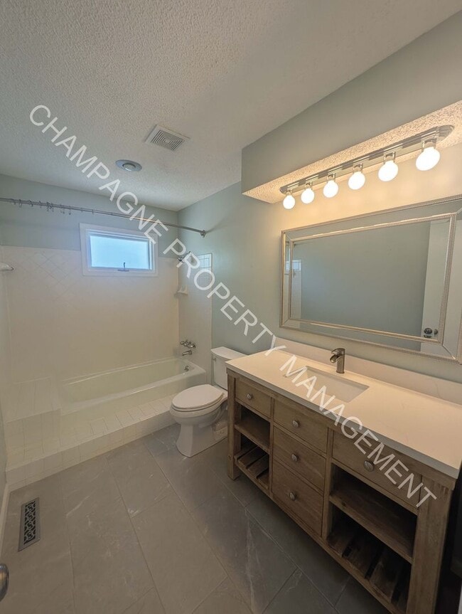 Building Photo - GORGEOUS LENEXA HOME FOR RENT - FLAT ROCK ...