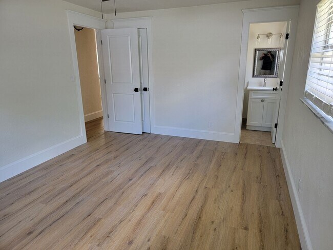 Building Photo - Fully Remodeled 2 Bedroom 2 Bath Home ***S...