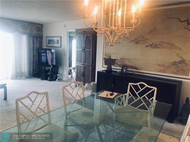 Building Photo - 1523 E Hillsboro Blvd