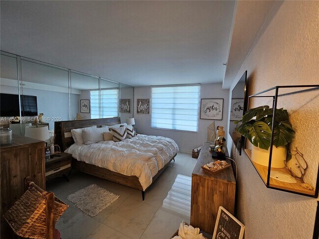 Building Photo - 2501 S Ocean Dr