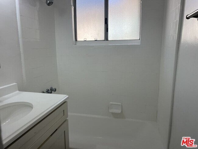 Building Photo - 1024 N Stanley Ave