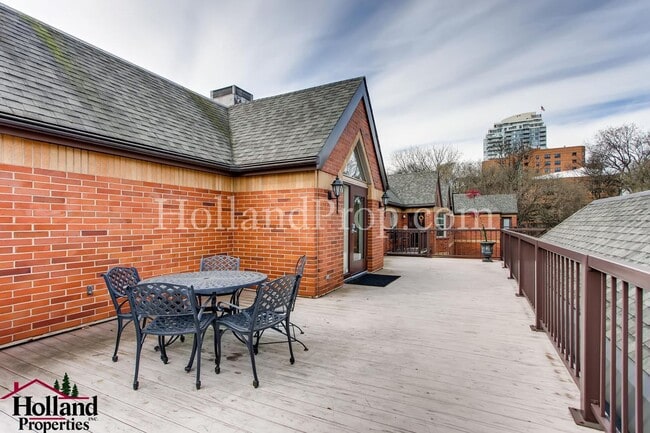 Building Photo - Modern 2-Bedroom Apartment in the Heart of Downtown NEW SUPER PRICE at $1,850!