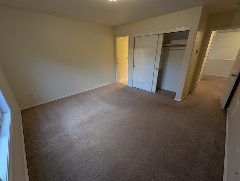 Building Photo - 3144 SE Sternwheeler Dr