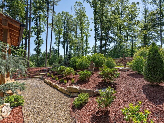 Building Photo - Creek Side *Unfurnished