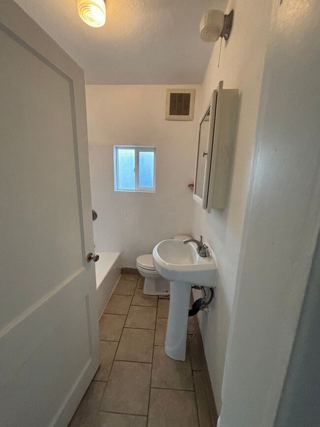 Building Photo - Half off first month's rent! Cute 2-bdrm/1-bath St. Johns duplex. Garage, new paint/carpet/fridge