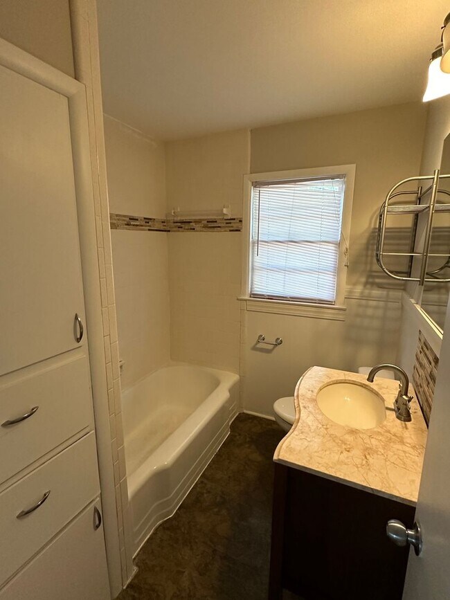 Building Photo - Updated 3 Bedroom Home with Large Kitchen ...