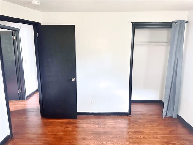 Building Photo - 115 Burben Way