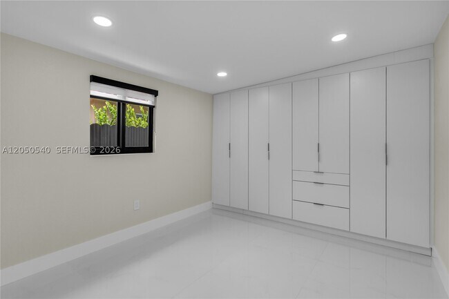 Building Photo - 2640 SW 30th Ct