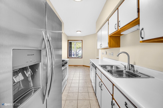 Building Photo - 1202 S Parkside Dr