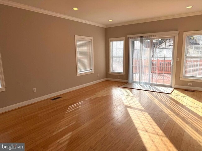 Building Photo - 728 18th St S