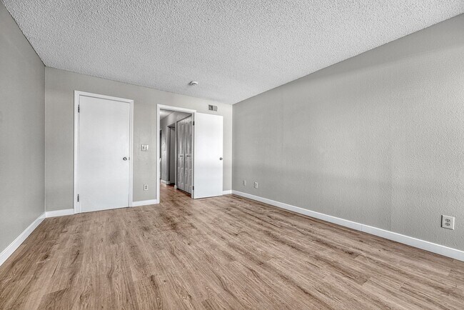 Building Photo - Updated 2 bed / 1 bath home in Lakewood!