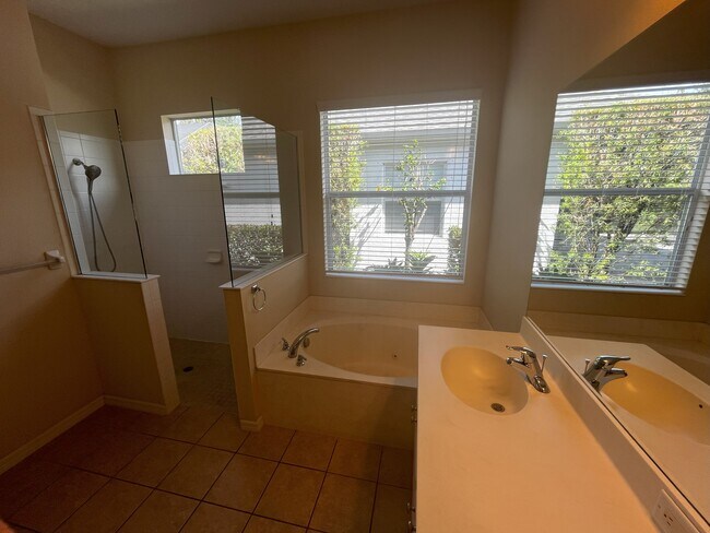 Building Photo - 4726 Claremont Park Dr