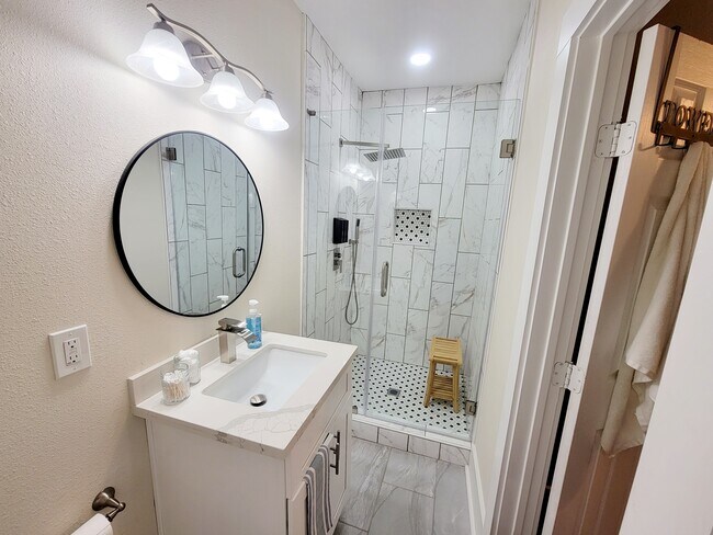 En Suite - 2414 44th St