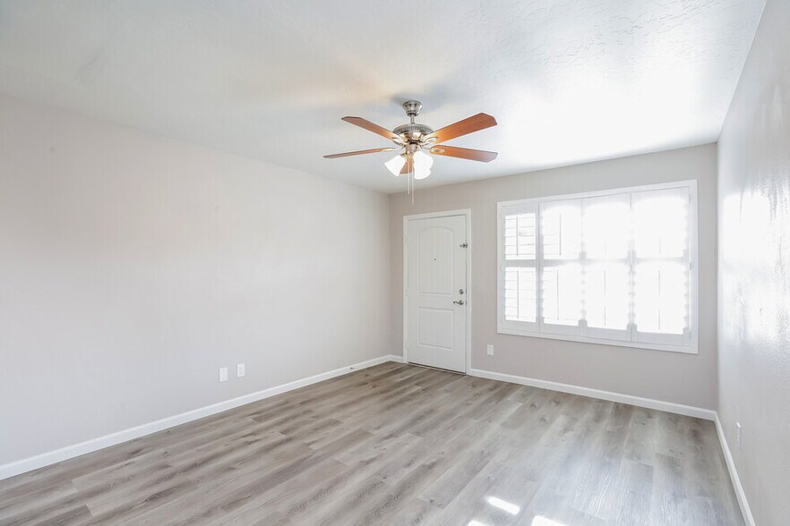 Building Photo - 8402 S 15th Way