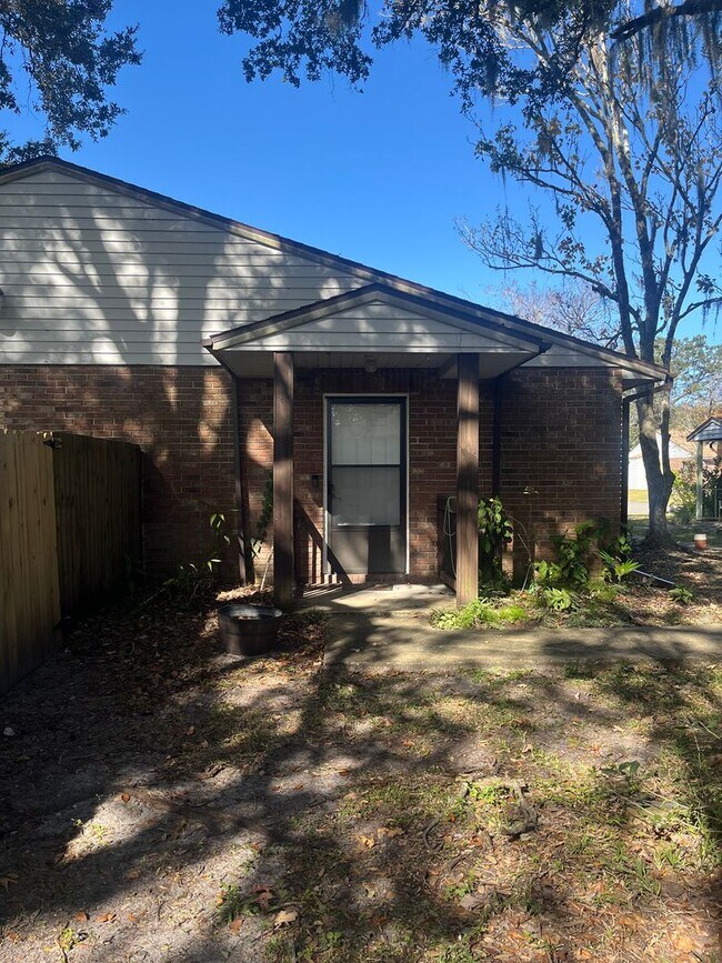 Building Photo - 2bed/2bath Townhome in Quiet Neighborhood