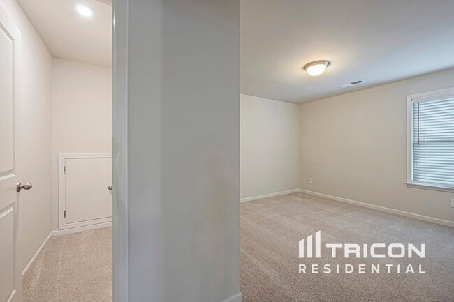 Building Photo - 325 Oxbow St