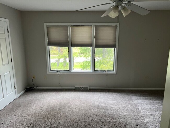 Building Photo - Spacious 2BR/2.5BA Condo in a Quiet HOA Community