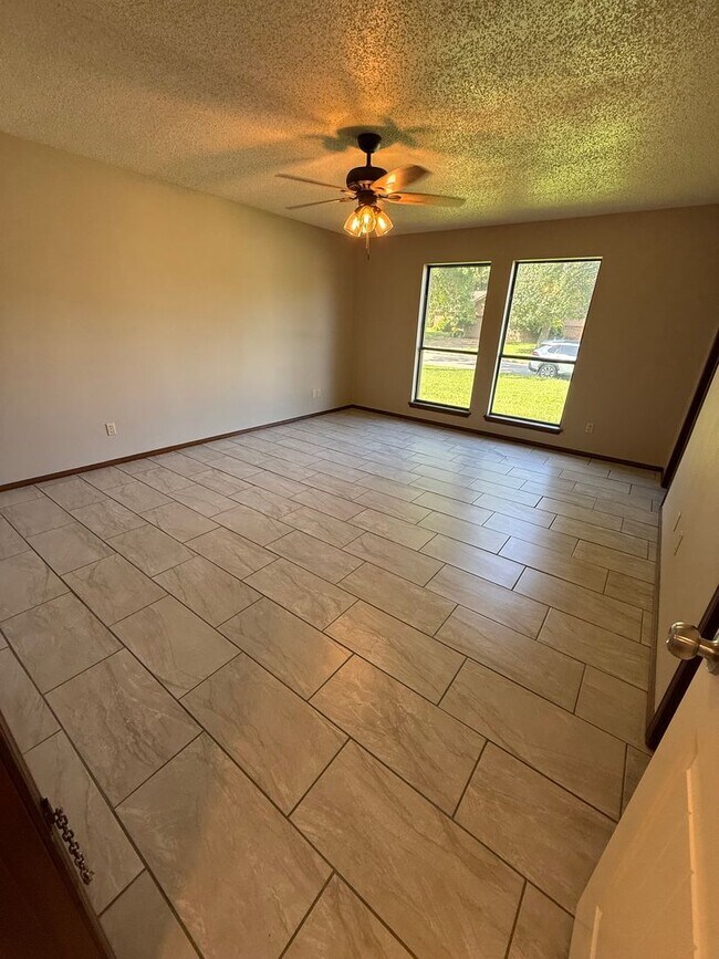 Building Photo - 3 Bed 2 Bath Duplex with 2 Car Garage.  Gas Heat & Hot Water.  Yard Care Included.