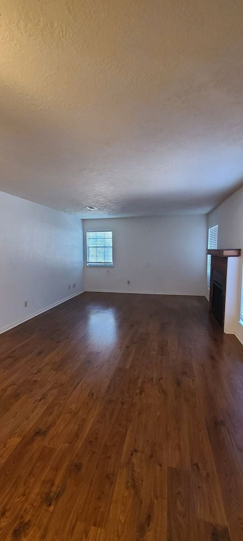 Building Photo - 2 Bedroom 1 Bath Available