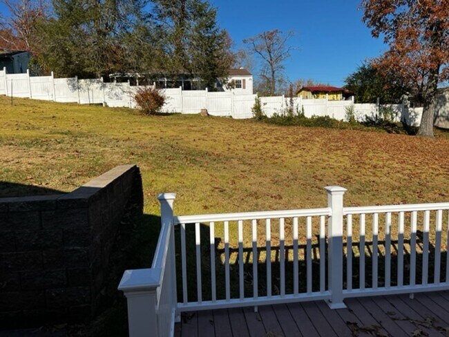 Building Photo - Oak Ridge 37830 - 3 bedroom, 1.5 bath home upstairs only with basement bonus room - Call Troy Ada...