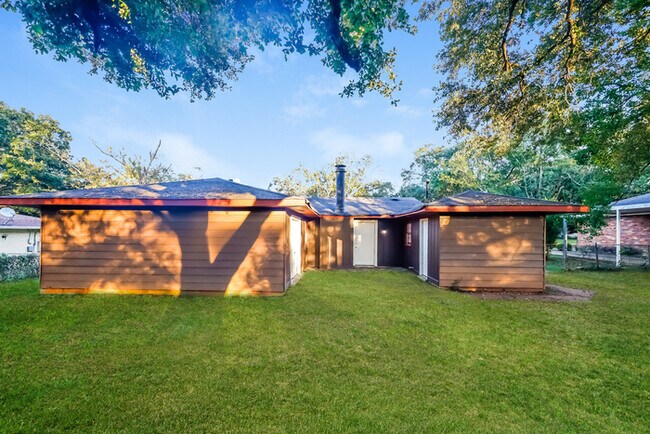 Building Photo - Charming 4 Bedroom Ranch