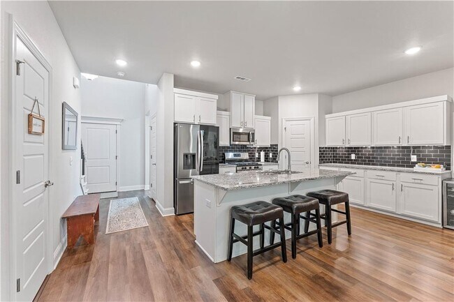 Building Photo - 4407 SW Bison St