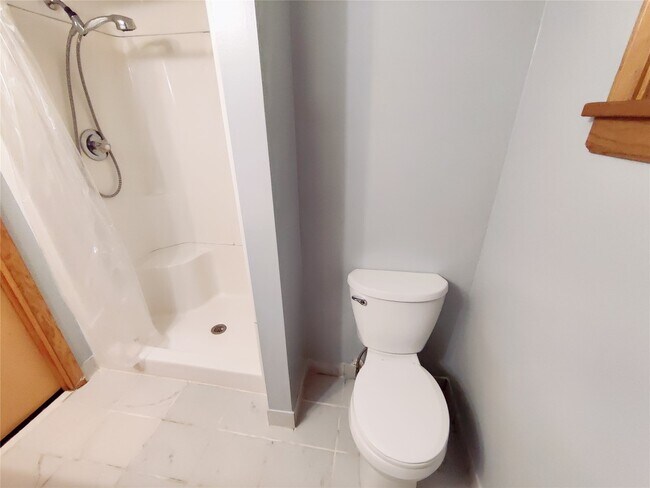 Building Photo - 813 Country Club Rd