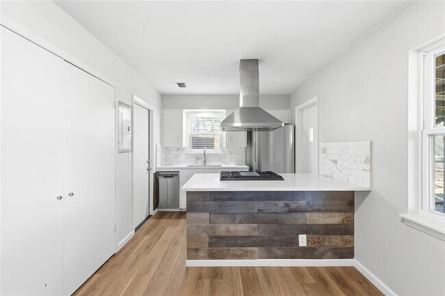 Building Photo - 404 Seminole Dr