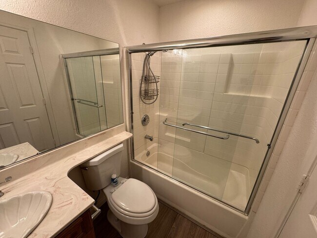 Building Photo - Charming 2-Bedroom, 1-Bathroom Condo in La...