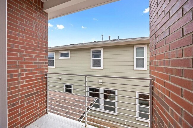 Building Photo - 2222 Simond Ave