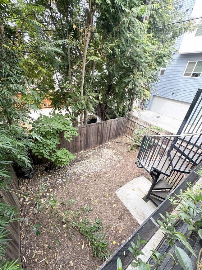 Building Photo - Luxury 3 Bed / 3 Bath Modern Home in Downtown Sacramento – Mansion Flats