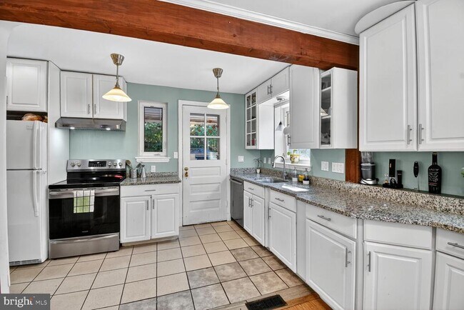 Building Photo - 10021 Tenbrook Dr