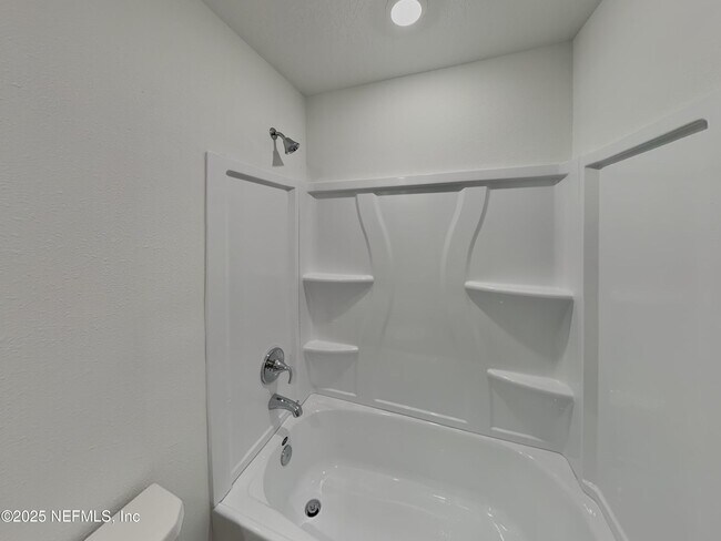 Building Photo - 610 Holly Lks Dr