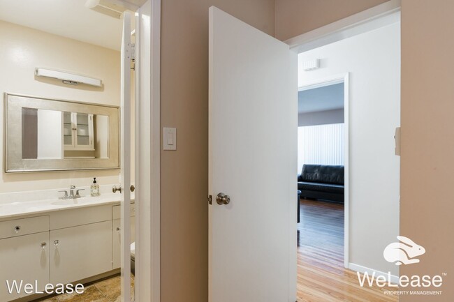 Building Photo - 2 br, 2 bath House - 5369 La Jolla Blvd #15