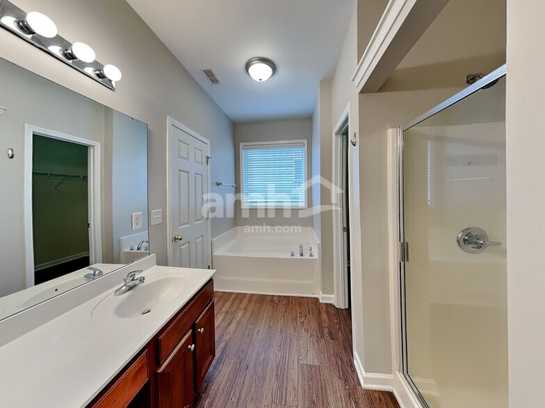 Building Photo - 5027 Abercromby St