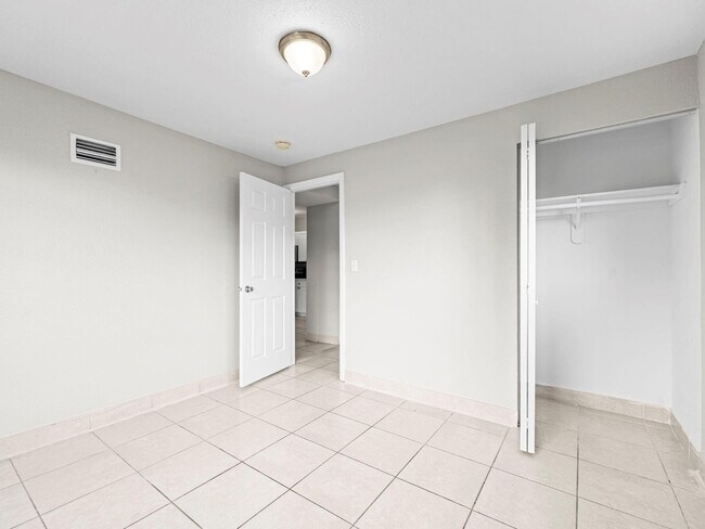 Building Photo - 21200 NE 12th Ct