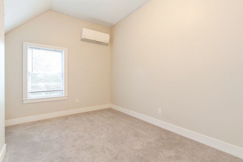 Building Photo - 2508 Lakeshore Dr