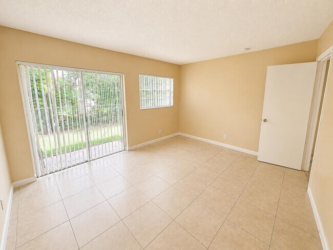 Building Photo - 4125 Woodside Dr