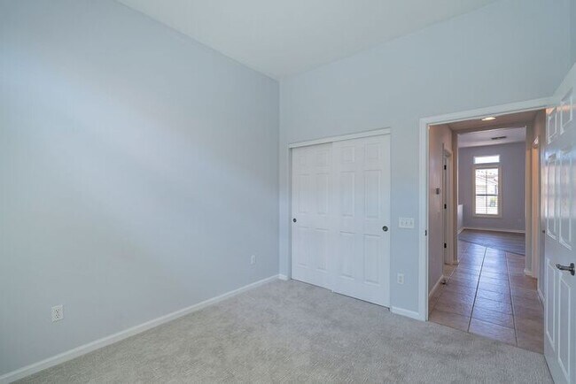 Building Photo - Gated Community!